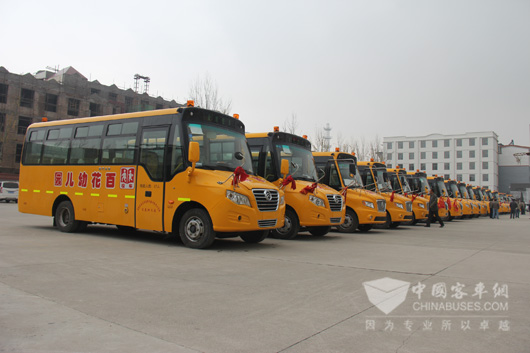 Golden Dragon Shcool Bus Running On the Tibetan Plateau