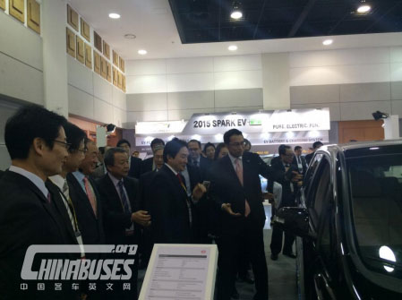 Governor of Jeju island Won Hee-Ryong visits the BYD booth 