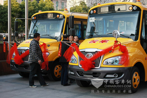 Leaders of Kindergarten Inspecting the Yutong School Bus