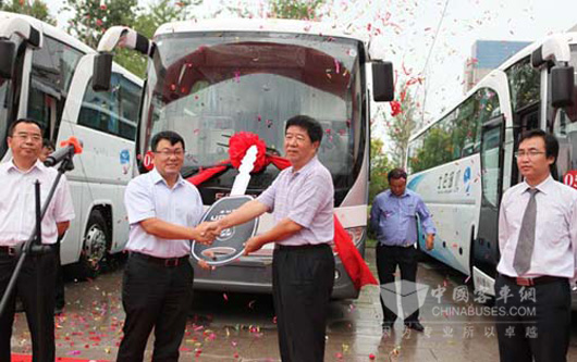 13 Foton AUV Airport Shuttle Buses Delivered to Beijing Civil Aviation