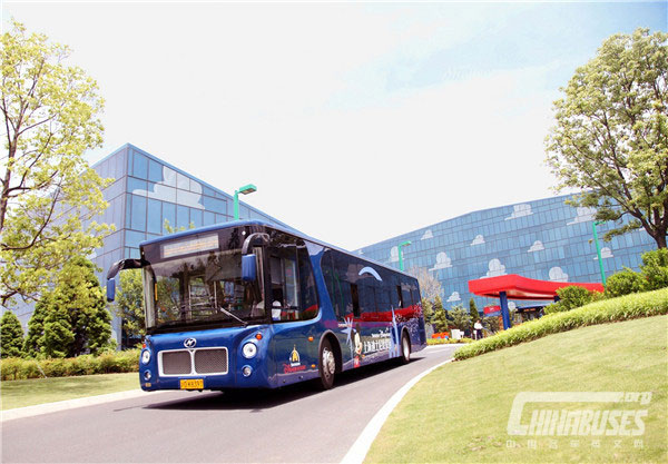 Higer Buses Take You to Enjoy a Trip in Shanghai Disney Resort