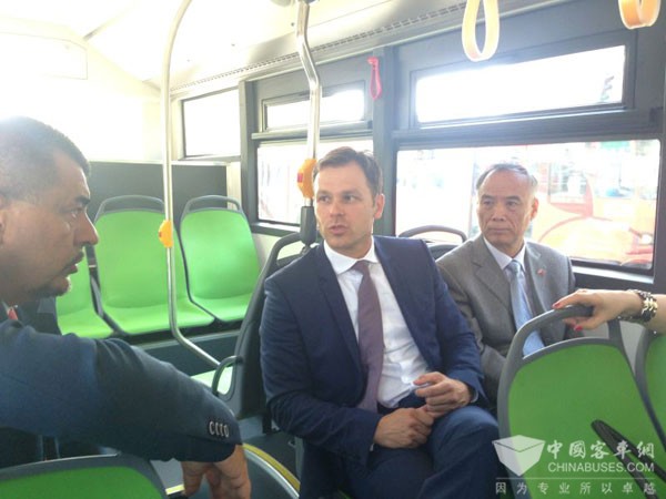 Li Manchang, Chinese ambassador to Serbia (right) and Sinisa Mali, mayor of Belgrade(left) enjoyed the free rides on Higer super-capacitor