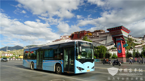 70 units BYD B8 electric city buses were officially put into operation on three bus routes in Shigatse, Tibet